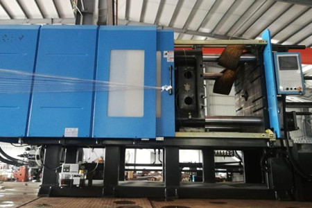 果筐注塑機廠家如何保證設備性能的一致性和穩(wěn)定性？